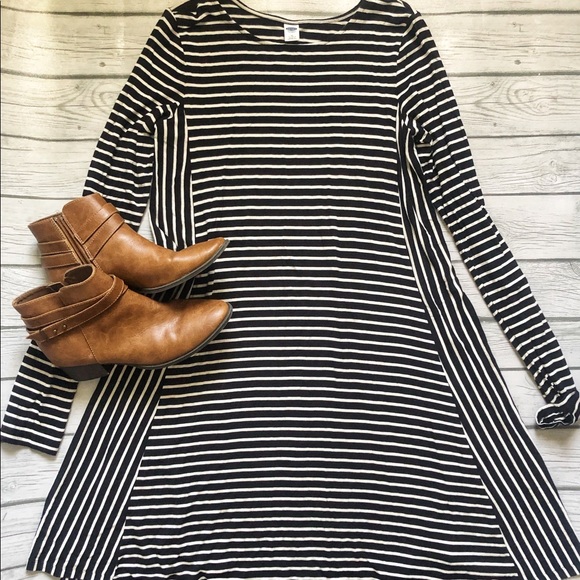 Old Navy Dresses & Skirts - Old Navy black/white striped dress-M y’all